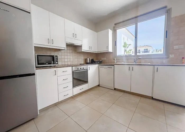 Pernera Seaside - Sun, Sea, Poolside Bliss 普罗塔拉斯