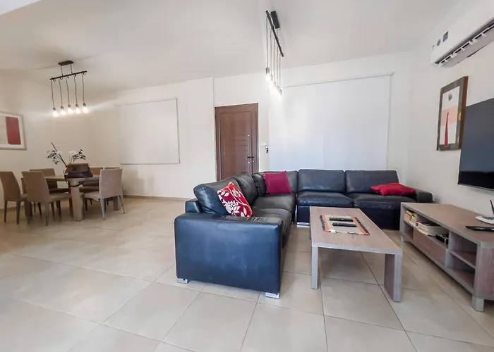 Pernera Seaside - Sun, Sea, Poolside Bliss 别墅